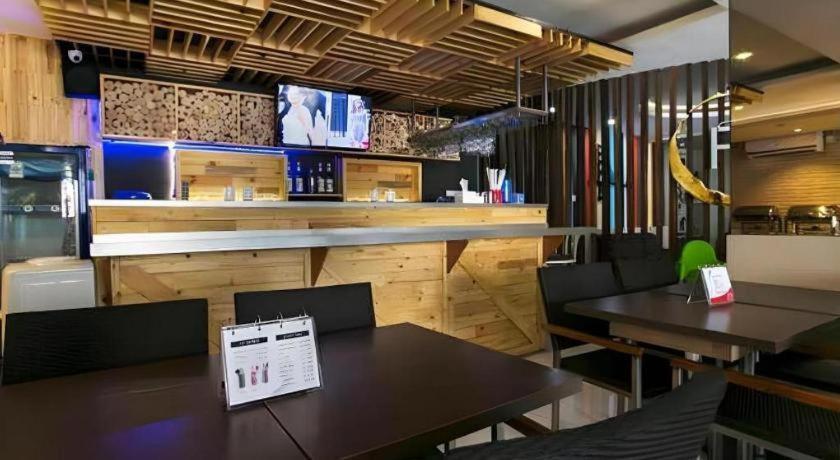 Life Puri Hotel Surabaya Gubeng Exterior photo